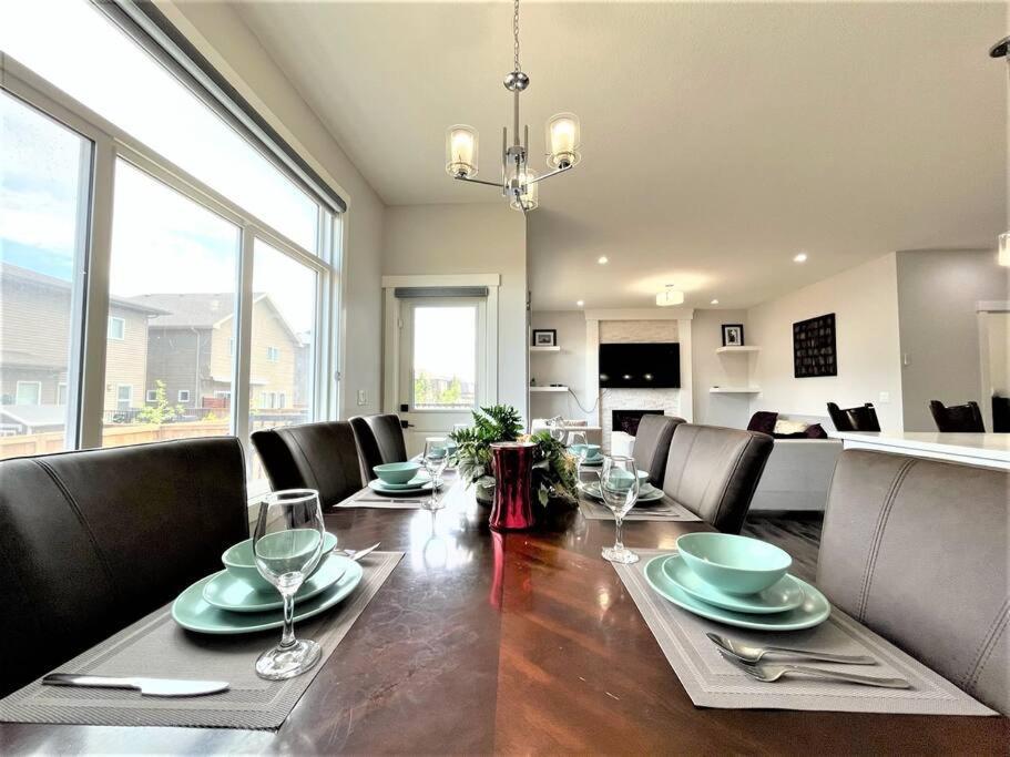 Luxury Retreat For Large Groups Villa YYC Buitenkant foto