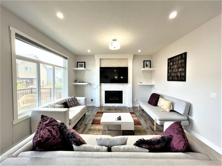 Luxury Retreat For Large Groups Villa YYC Buitenkant foto