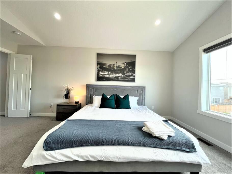 Luxury Retreat For Large Groups Villa YYC Buitenkant foto